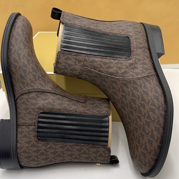 Michael Kors ELLA FLAT BOOTIE MK SIG SM
49F4ELFE5B
BROWN - Picture 11 of 16